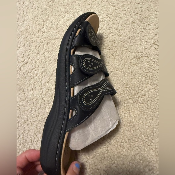 Clark’s women’s black sandals size 8.5 wide - Picture 4 of 5